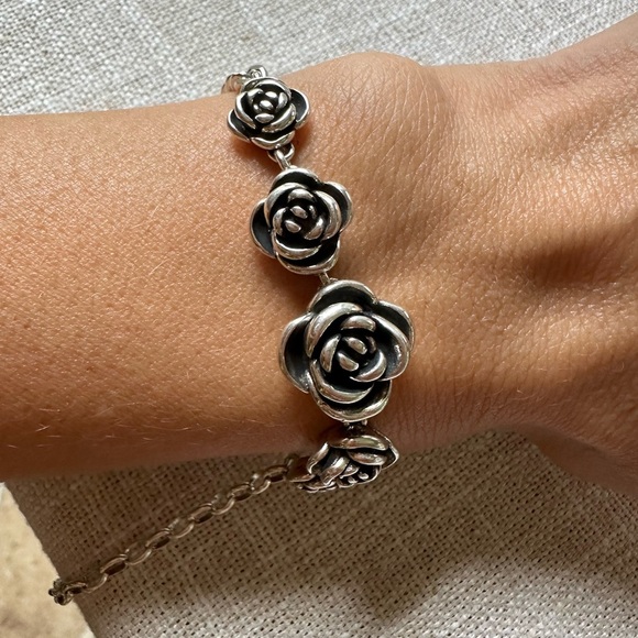 Women’s Retro Roses Silver Bracelet - Picture 5 of 5